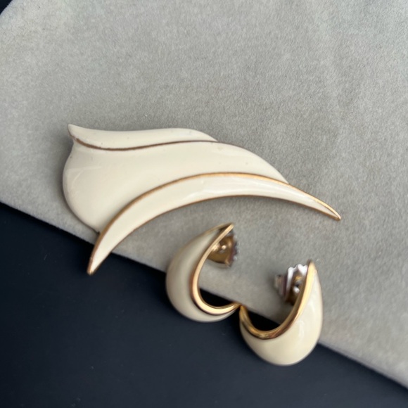 Elegant Vendome Cream and Gold Jewelry Set - Picture 8 of 9